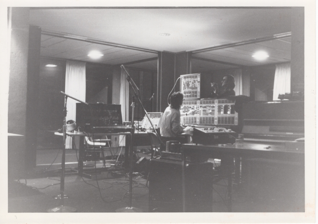 Rosenboom (standing) and Andrew Timar (controlling ARP 2500) at York University. Photo from the personal archive of David Rosenboom.